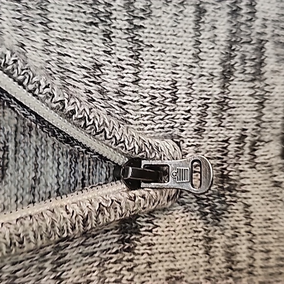 Maple Leaf Sweater - Picture 4 of 5